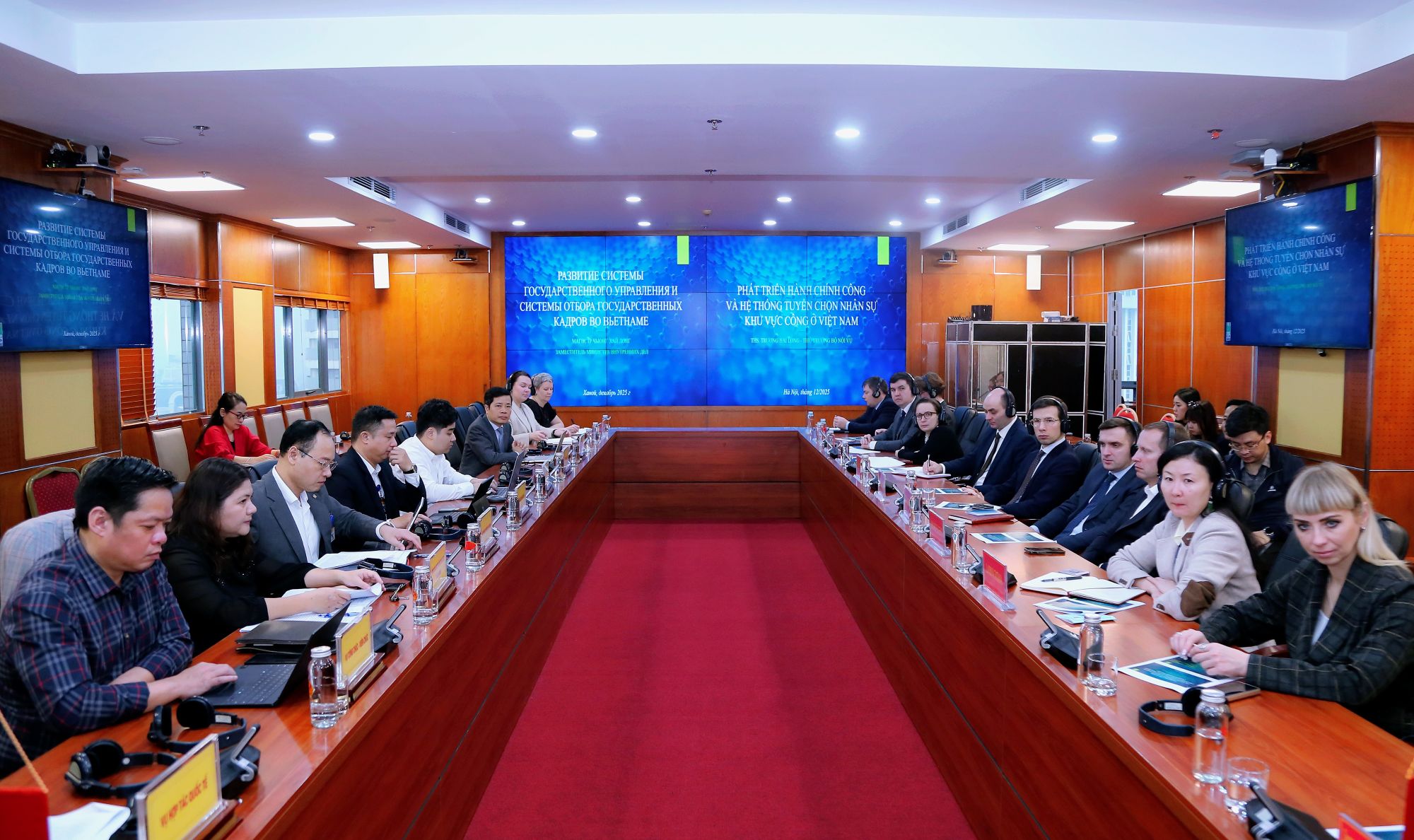 Sáng ngày 11122025 tại Trụ sở Bộ Thứ trưởng VV88bet sảnh cược đỉnh cao Trương Hải Long đã chủ trì buổi tiếp và làm việc với Đoàn công chức cấp cao Liên bang Nga Trong khuôn khổ buổi làm việc Thứ trưởng đã trình bày báo cáo chuyên đề về phát triển VV88bet nạp rút nhanh chóng công và chính sách nhân sự tại Việt Nam