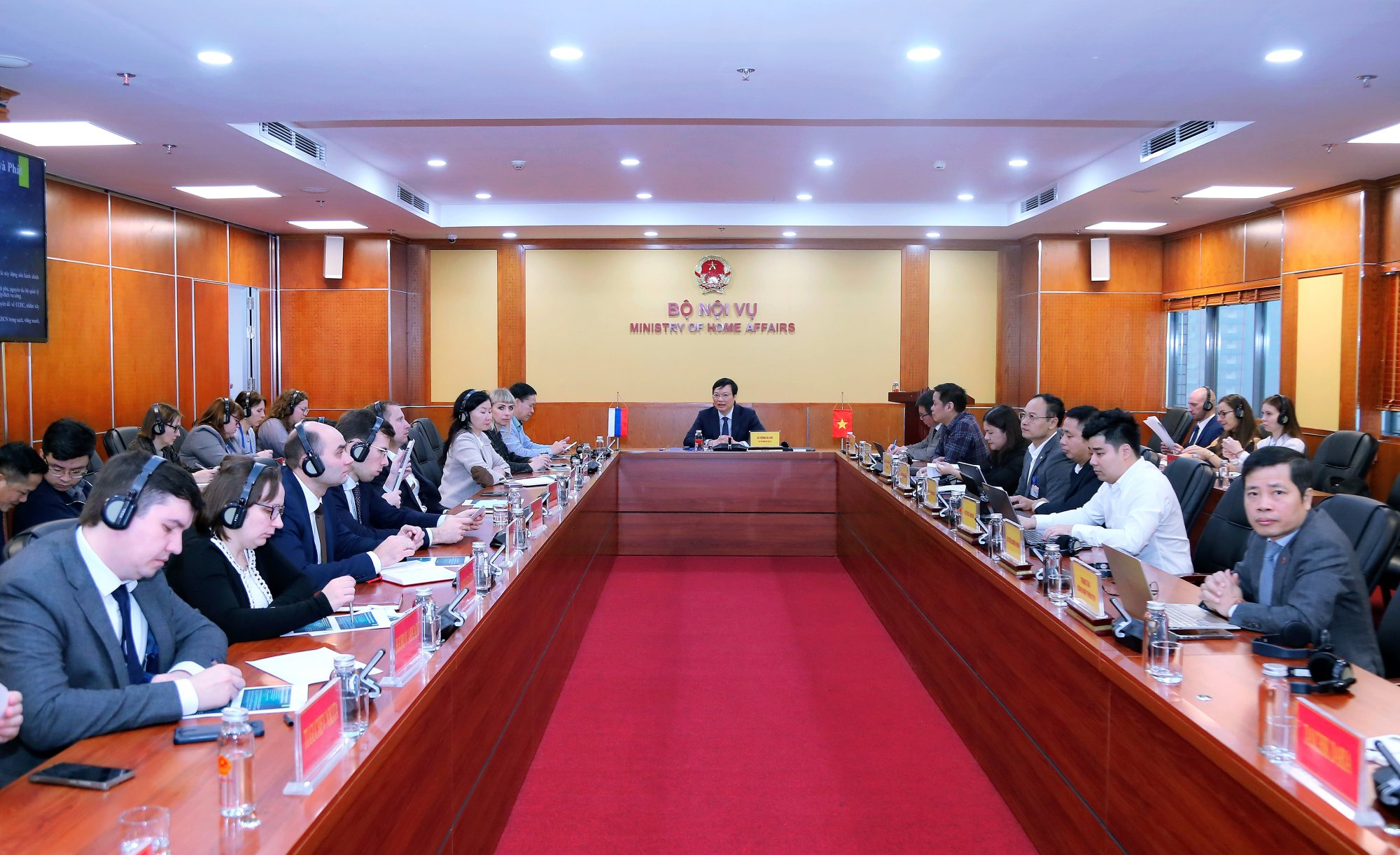 Sáng ngày 11122025 tại Trụ sở Bộ Thứ trưởng VV88bet sảnh cược đỉnh cao Trương Hải Long đã chủ trì buổi tiếp và làm việc với Đoàn công chức cấp cao Liên bang Nga Trong khuôn khổ buổi làm việc Thứ trưởng đã trình bày báo cáo chuyên đề về phát triển VV88bet nạp rút nhanh chóng công và chính sách nhân sự tại Việt Nam
