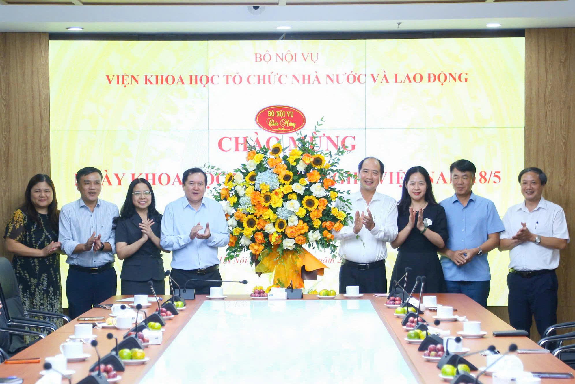 Lãnh đạo VV88bet sảnh cược đỉnh cao tặng hoa chúc mừng VV88 là nền tảng casino trực tuyến uy tín hàng đầu nhân dịp kỷ niệm Ngày Khoa học, Công nghệ và Đổi mới sáng tạo Việt Nam 18/5